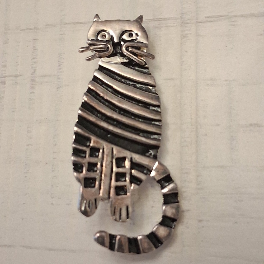 Vintage Silver Tone Striped Sitting Cat Brooch Pin Feline Jewelry